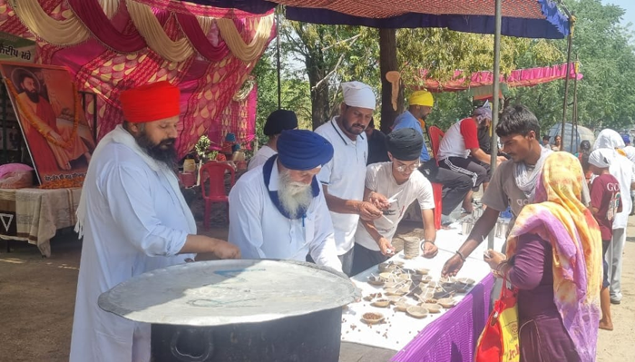 A Chhabeel of cold sweet water was set up in front of Mandeep Nursery at the new bus stand, Mahilpur and gram prasad was served.